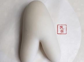 20克白面团排气揉搓滚圆后搓成瘦长椭圆作为身体，一端中间切一刀。