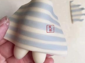 身体抹一点点牛奶，条纹面片切去两头，包住身体，轻轻按压使更加贴得紧密。