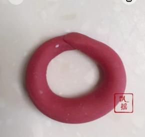 红色面团3克搓长条后两头粘住成圆形