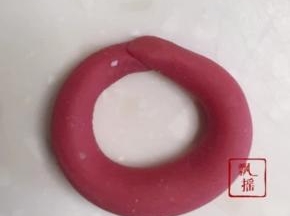 红色面团3克搓长条后两头粘住成圆形