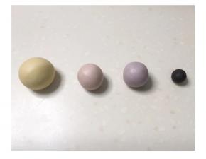 分别取白面团30克，10克两个，分别取适量南瓜粉、红曲粉、紫薯粉、深黑可可粉均匀揉搓后包保鲜袋