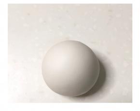 取40克白面团排气揉搓滚圆