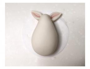 40克揉圆的面团搓成水滴，劲量搓长点，耳朵粘合在小头两侧