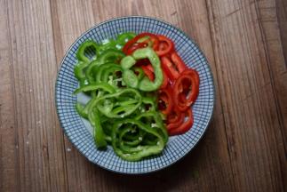 将青红椒洗净去蒂后切圈