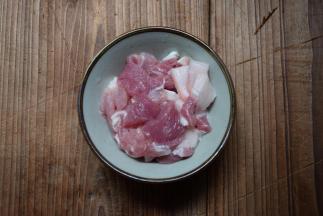 猪肉洗净切块
