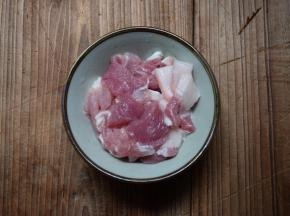 猪肉洗净切块