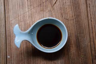 生抽跟蚝油装碗，拌匀备用