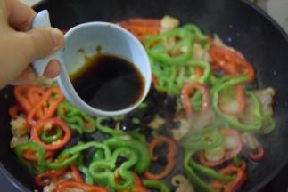 倒入辣椒，加入豆豉和调好的生抽蚝油，中火翻炒至辣椒变软