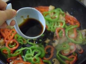倒入辣椒，加入豆豉和调好的生抽蚝油，中火翻炒至辣椒变软