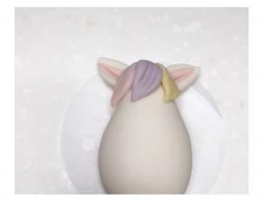 抹少许牛奶把三色面团粘合在耳朵中间作为彩色鬃毛