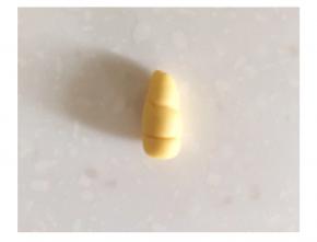 2克黄面团搓成面条卷成螺旋，再把一端搓尖，抹少许牛奶粘合在鬃毛上方