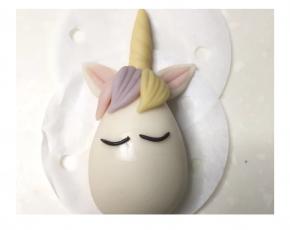 黑面团搓成较细面条用牙签截取做好眼线