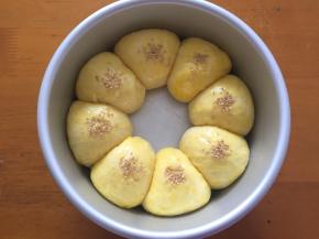 二次发酵完成后刷上蛋液，撒上芝麻，放入预热好的烤箱160度，上下火，18分钟，上色后立即盖上锡纸