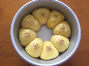 二次发酵完成后刷上蛋液，撒上芝麻，放入预热好的烤箱160度，上下火，18分钟，上色后立即盖上锡纸