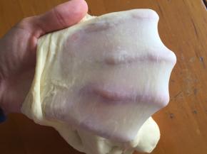直到揉出手套膜即可，放入面包机中发酵，温度高可以室温发酵
