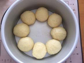 中间包入蜜豆，或者其它肉松等，放入模具中，放入烤箱二次发酵30分钟