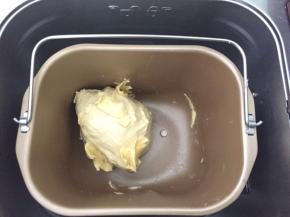 到扩展阶段，放入软化的黄油，再次和面30分钟