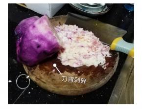 去皮洗净，用刀背将红薯剁碎，这过程一定要戴手套操作