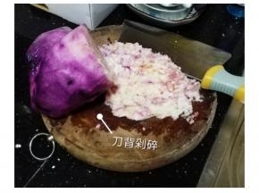 去皮洗净，用刀背将红薯剁碎，这过程一定要戴手套操作