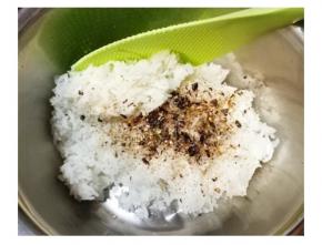 米饭加入紫菜芝麻蒜盐拌匀（调味重手一点，吃的时候会更美味）