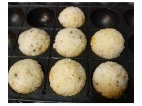 将饭球放入锅具里煎至金黄色