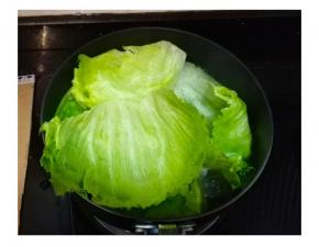 生菜煎去梗留菜叶，洗净后放入锅里煮软