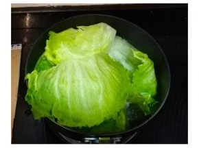 生菜煎去梗留菜叶，洗净后放入锅里煮软