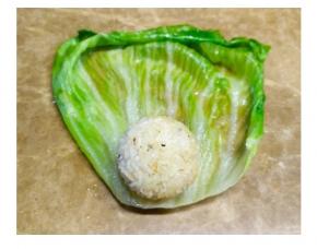 饭球放在生菜边上