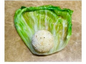 饭球放在生菜边上