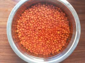 提前泡好红豆至少六个小时。