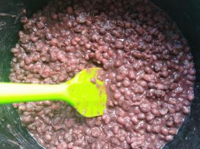 煮好的红豆，越烂越好。