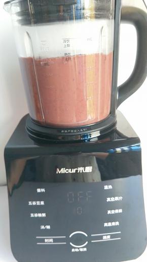 用破壁机搅拌成泥。