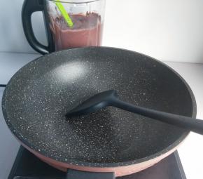 准备不粘锅，小火加热。