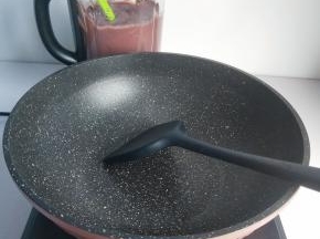 准备不粘锅，小火加热。