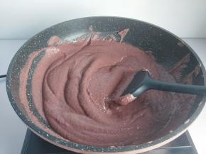 放入豆沙泥，全程小火一直不停翻炒。