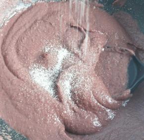 加入白砂糖，继续翻炒。