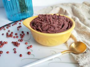 放凉的红豆沙，放入保鲜盒冷藏。自己做的，最好一个星期之内吃完。