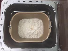 将黄油以上的全部材料全部放入面包机，和面20分钟