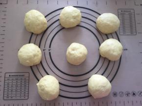 拿出排气，分成8分盖上保鲜膜，静置15分钟