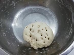 把面粉放入盆中，加入酵母，再慢慢加入水和成面团，在上面用筷子扎几个眼，这样比较快