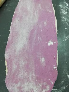 然后白色面皮放在底部，再放上紫薯面皮