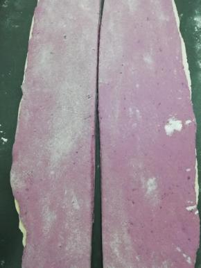 两个叠在一起放好以后，竖条用刀从中间切开