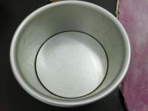 模具中用刷子刷一层薄油