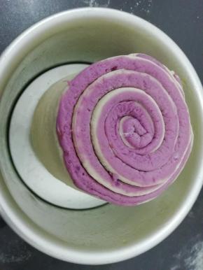 然后把卷好的面放入模具中