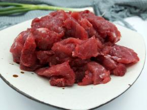 牛肉300克，切薄片