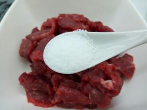 牛肉片加盐半勺
