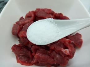 牛肉片加盐半勺