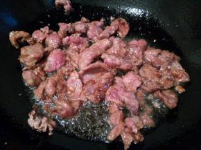 开大火迅速翻炒，不然牛肉炒老了