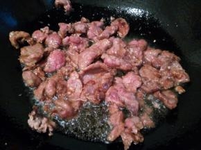 开大火迅速翻炒，不然牛肉炒老了