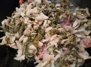 加入酸白菜翻炒，酸白菜提前切碎、多漂洗几次，不然有点咸、一次多炒了一点，下泡饭吃最好了